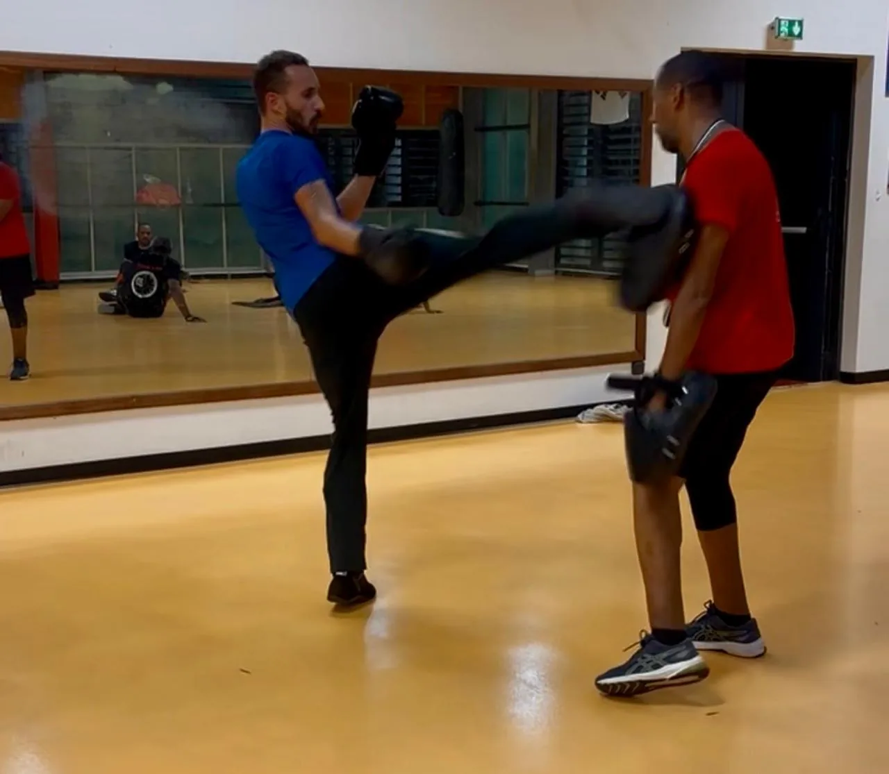 Un tireur travaille un coup de pied avec son partenaire à l’entraînement